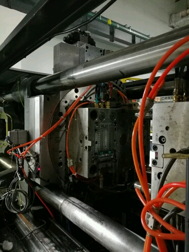 安裝在活動板的轉(zhuǎn)盤